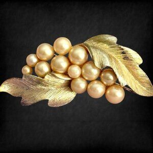 Vintage Lisner Grape Cluster Brooch Gold Tone & Pearl Beads